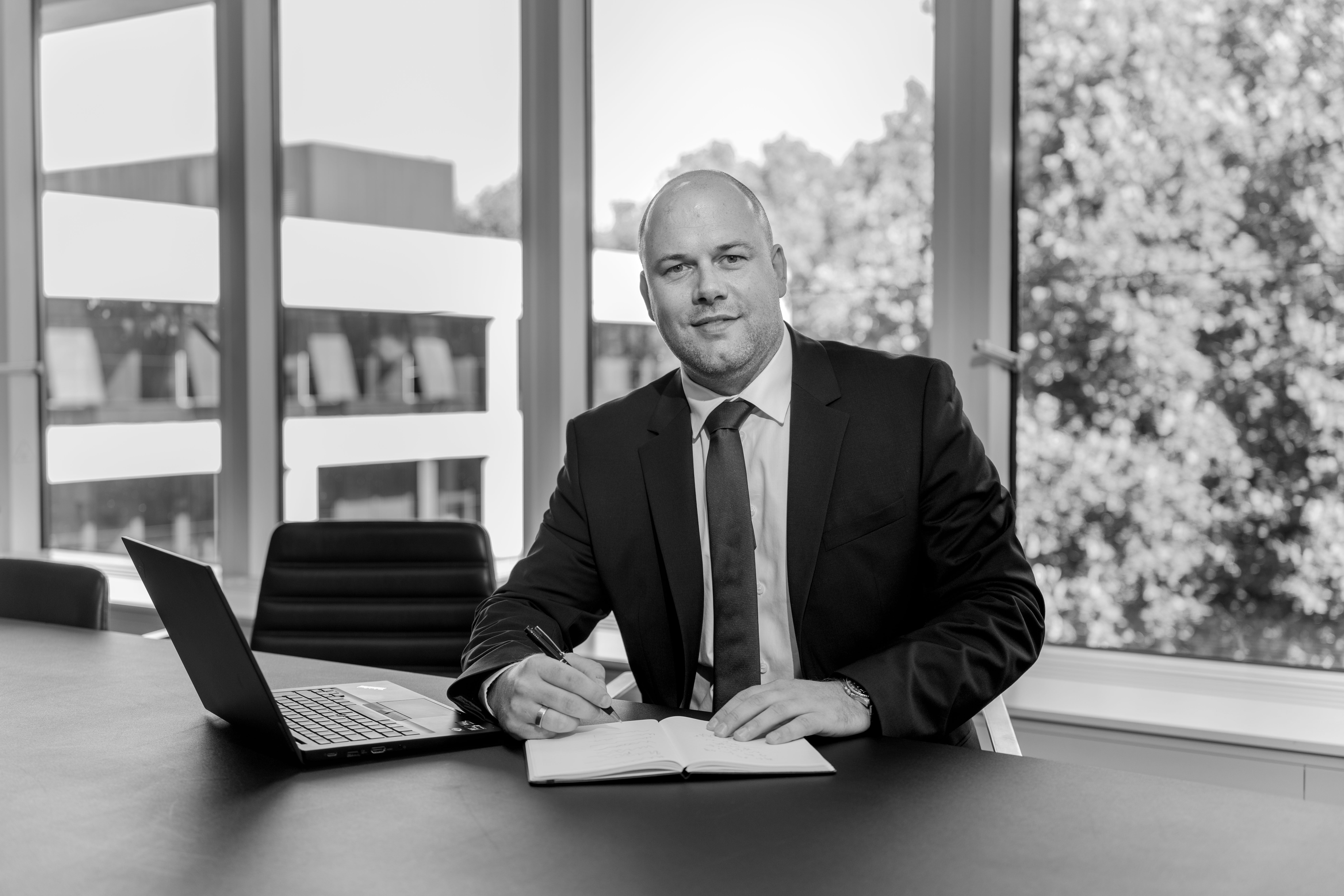 Kasper Beyer, forsikringsmægler og partner hos Ensure. Kasper i sit daglige arbejde med uvildig forsikringsrådgivning og kundedialog.